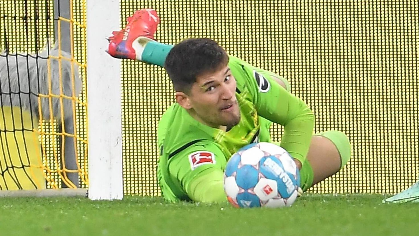 
                <strong>Gregor Kobel</strong><br>
                Muss gegen freche Fürther gerade in der Anfangsphase aufmerksamer sein, als ursprünglich erwartet. Erledigt seine Aufgabe tadellos. Seine ersten Parade in der 28. Minute, als Seguin in aus spitzem Winkel anschießt ist aber auch keine große Herausforderung. ran-Note: 3
              