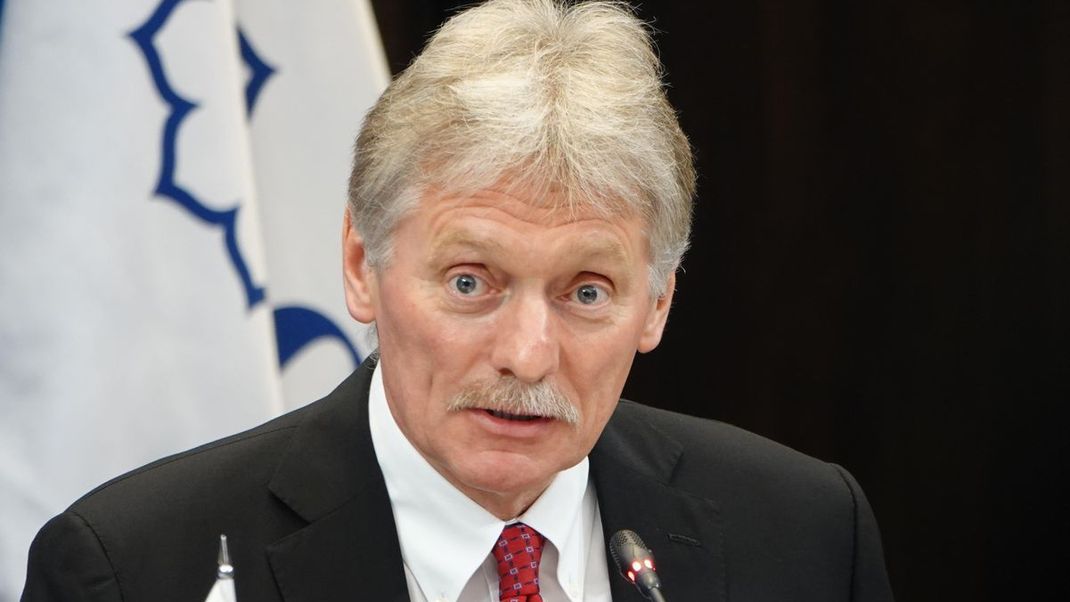 Kremlsprecher Dmitri Peskow sieht mit dem Waffen-Lieferstopp der USA an die Ukraine das "Ende der militärischen Spezialoperation" Russlands in der Ukraine. 