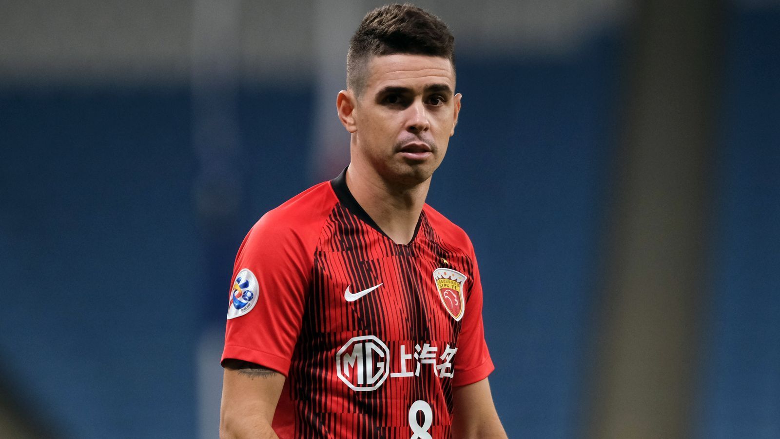 
                <strong>Oscar (Shanghai Port/China)</strong><br>
                Die chinesische Super League galt vor einigen Jahren als neue Wunschdestination für Fußballer, denn dort war durch potente Investoren auf einmal das richtig große Geld zu verdienen. Einer der ersten Stars, der dem Lockruf aus China folgte, war der Brasilianer Oscar, der Anfang 2017 von Chelsea zu Shanghai Port wechselte und auch mehr als vier Jahre später immer noch dort kickt. 60 Millionen Euro Ablöse sollen die Londoner für den Offensivmann damals erhalten haben. Der 30-jährige Oscar selbst kassiert Medienberichten zufolge in Shanghai 450.000 Euro - pro Woche! Angesichts dieses Topgehalt ist es nicht verwunderlich, dass der 48-malige Nationalspieler seinen Vertrag bereits bis 2024 verlängerte.
              