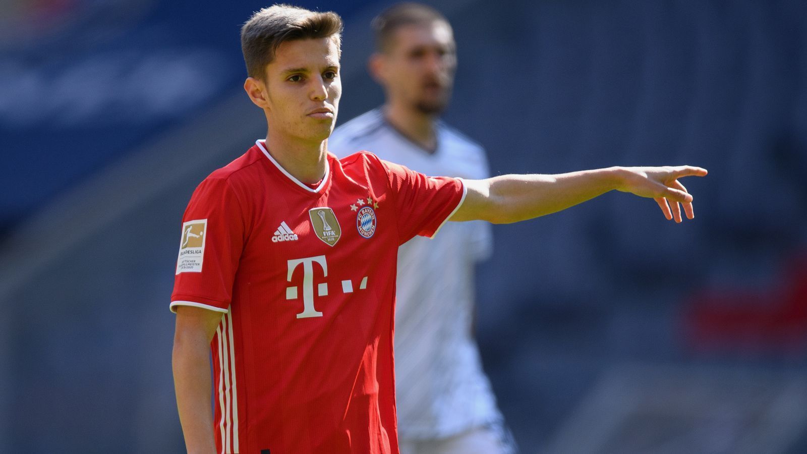 
                <strong>Tiago Dantas (CD Tondela)</strong><br>
                Als Leihspieler in der Saison 2020/21 konnte sich der Portugiese Tiago Dantas beim FC Bayern nicht durchsetzen und daher verzichteten die Münchner darauf, die vereinbarte Kaufoption zu ziehen. Nach seiner Rückkehr zu Stammverein Benfica Lissabon hat der 20 Jahre alte Mittelfeldspieler aber auch dort keine Perspektive. Daher wurde Dantas nun erneut ausgeliehen, dieses Mal innerhalb Portugals. Bei Benficas Ligarivalen CD Tondela soll das Talent in der Saison 2021/22 nun regelmäßig Spielpraxis sammeln. Für die Bayern-Profis stand Dantas in der Vorsaison nur in zwei Spielen (insgesamt 69 Einsatz-Minuten) auf dem dem Feld, für die zweite Mannschaft der Münchner immerhin in sieben Begegnungen.
              