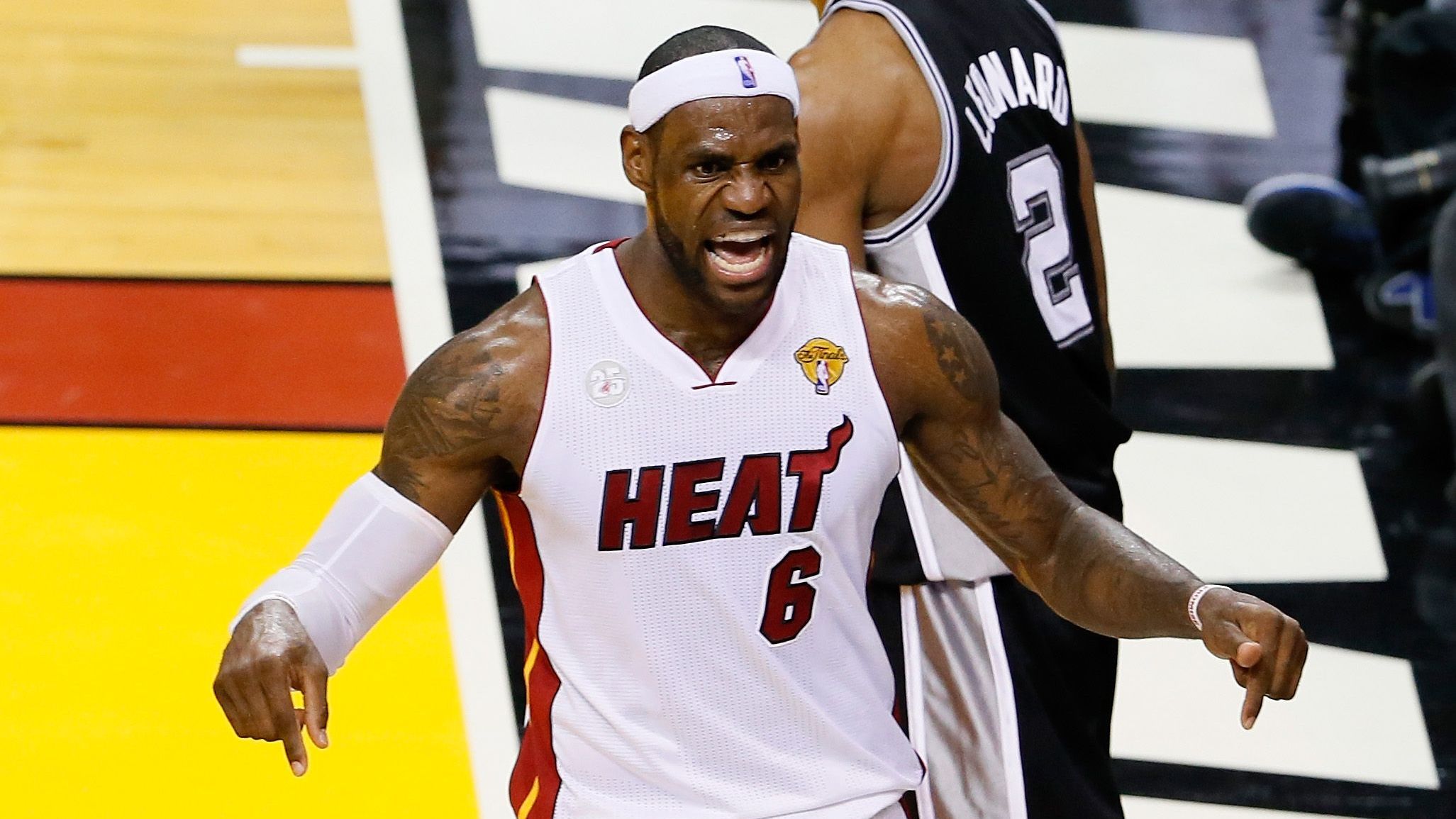 <b>Miami Heat gehen back to back</b><br>Ein 28-jähriger LeBron James führt zusammen mit Dwyane Wade, Chris Bosh und Ray Allen die Miami Heat zum zweiten NBA-Titel in Folge. <br>In Spiel 6 der Finals gegen die San Antonio Spurs gelingt Allen fünf Sekunden vor Ende ein unvergesslicher Dreier, der die Heat vor der Niederlage rettet. In Game 7 dominiert Finals-MVP LeBron James mit 37 Punkten - die Heat holen den dritten Titel ihrer Geschichte.