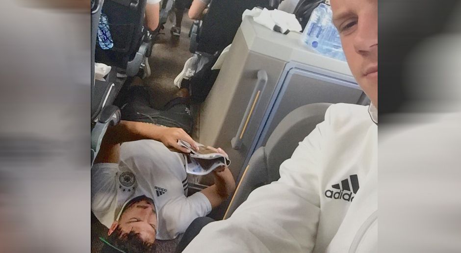 
                <strong>Marc-Andre ter Stegen</strong><br>
                Kein Sitzplatz im Flieger? Für Mats Hummels kein Problem. Auf dem Weg zum Polen-Spiel legt sich der Abwehrspieler einfach auf den Boden des Flugzeugs und liest. Kollege Marc-Andre ter Stegen hat offenbar seinen Platz geklaut.
              