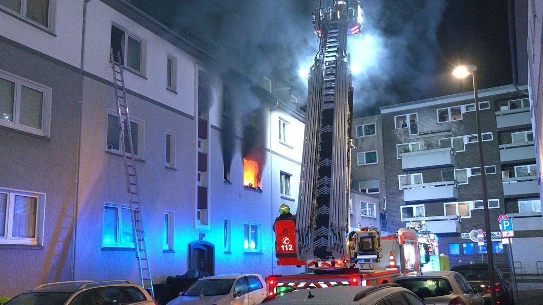 Insgesamt neun Menschen wurden bei einem Wohnungsbrand in Bottrop verletzt . Für zwei Personen konnten die Rettungskräfte nichts mehr tun.