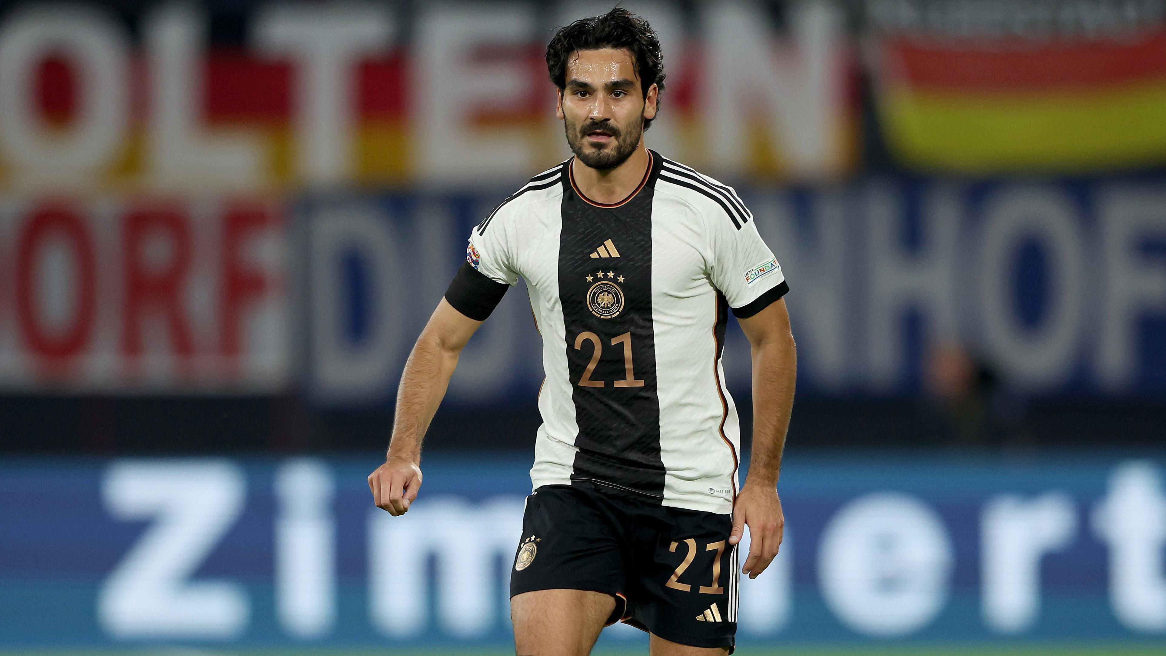 
                <strong>DEFENSIVES MITTELFELD: ILKAY GÜNDOGAN</strong><br>
                Der Routinier hat bislang noch nicht bei einem großen Turnier überzeugen können, sich den etwas offensiveren Part neben Kimmich auf der 8 aber aufgrund seiner anhaltend starken Leistungen bei Manchester City verdient. Läuft es nicht, steht Leon Goretzka als fast gleichwertiger Ersatz parat.
              