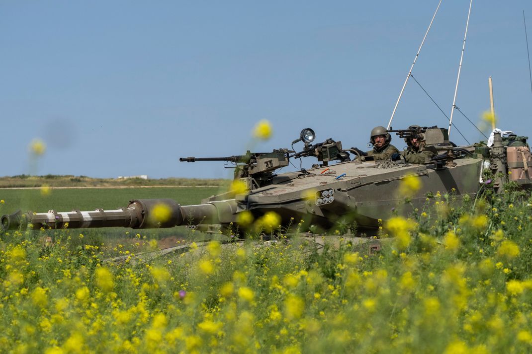 Israelische Soldaten bewegen sich mit einem Panzer nahe der Grenze zwischen Israel und Gaza.