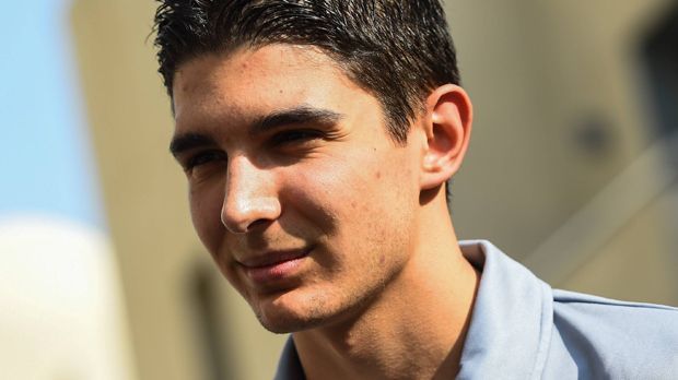 
                <strong>Esteban Ocon</strong><br>
                Esteban Ocon: Auch er wäre vom Grundsatz her eine logische Lösung. Der Franzose ist ebenfalls Mercedes-Junior und überholte Wehrlein innerhalb von nur wenigen Wochen. Er stieg im August von der DTM in die Formel 1 auf und wurde Wehrleins Teamkollege. Auch wenn der Deutsche ihn meist im Griff hatte, bekam Ocon das begehrte Cockpit bei Force India. Für Mercedes wäre es kein Problem, ihn dort loszueisen. Allerdings hat der gerade einmal 20-jährige Ocon noch weniger Erfahrung als Wehrlein.
              