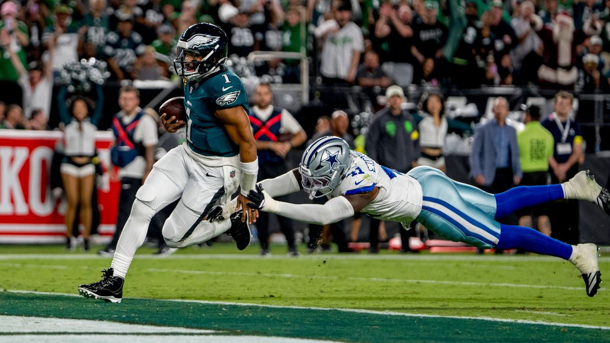 September 4, 2025, Philadelphia, Pa, USA: Philadelphia Eagles quarterback Jalen Hurts (1) scores a touchdown during the NFL, American Football Herren, USA football matchup between the Dallas Cowboy...
