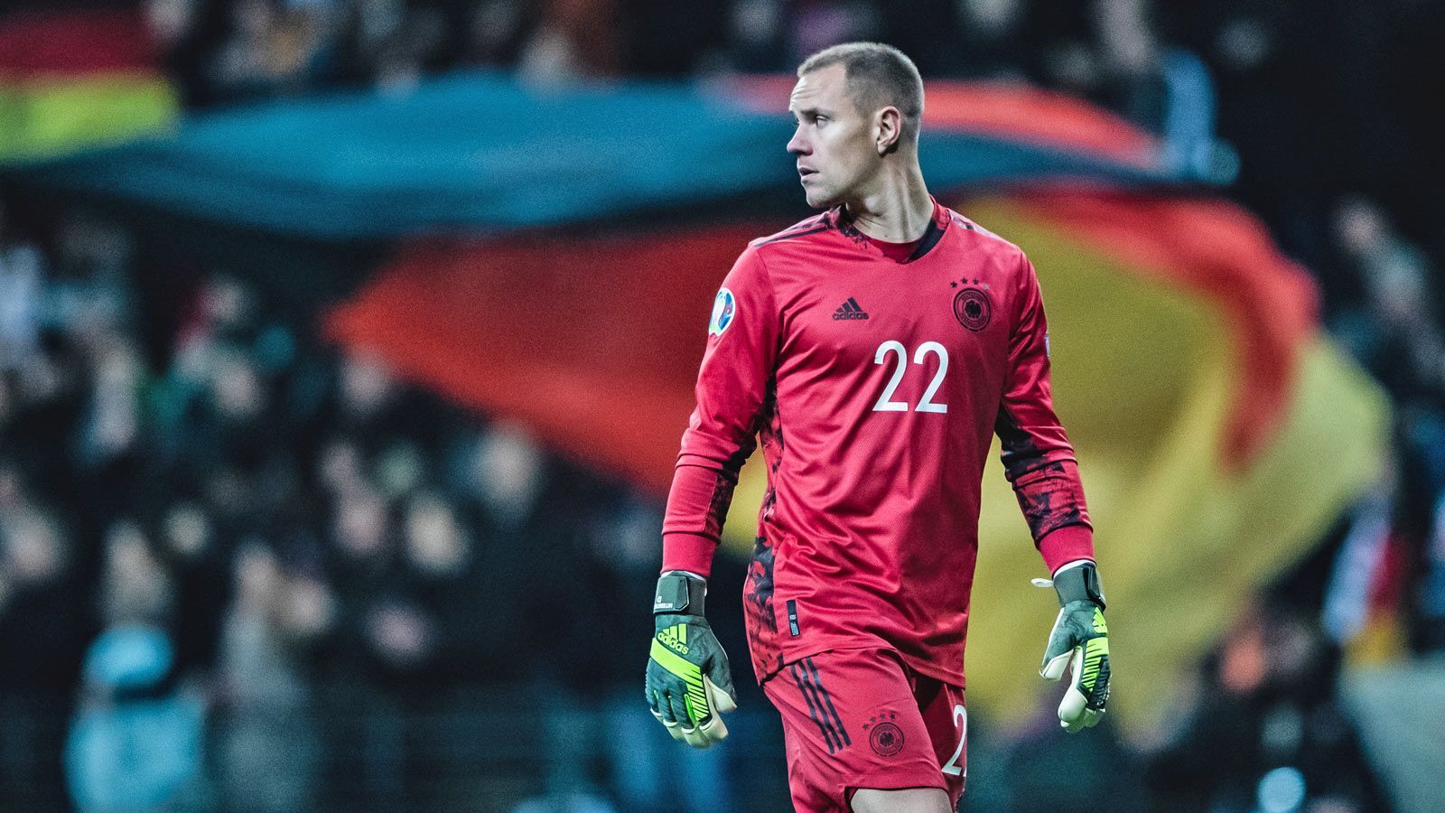 
                <strong>Verlierer: Marc-Andre ter Stegen</strong><br>
                Gilt als einer der besten Torhüter der Welt, stellt in Barcelona regelmäßig seine Klasse unter Beweis. Doch in der Nationalmannschaft kommt er nicht über die Rolle des Ersatzmanns hinaus. Sein Problem: Manuel Neuer. Löw versprach ter Stegen im Vorfeld der Quali mehr Einsatzzeiten, ein Konkurrenzkampf mit dem Platzhirsch war in Aussicht. Am Ende stand er 2019 nur in der EM-Quali beim unwichtigen 6:1 gegen Nordirland sowie den Testspielen gegen Argentinien (2:2) und Serbien (1:1) im Kasten. Da hilft es ihm auch nicht, dass er öffentlich seinen Unmut über die Situation Luft machte.
              