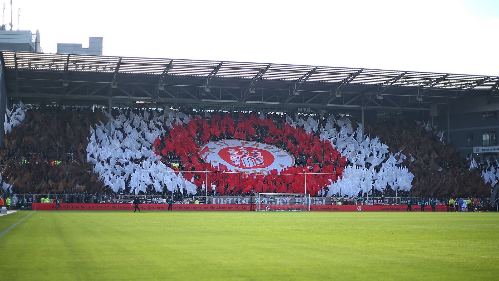 
                <strong>FC St. Pauli</strong><br>
                Abneigung kann auch vereinen, wie der Ursprung der Fan-Freundschaft zwischen Bayern-Fans und Anhängern des FC St. Pauli zeigt. Beide Lager mochten den Hamburger SV nicht und so unterstützen die Fans von St. Pauli den FC Bayern bei seinen Auswärtsspielen. Als 2003 nach einer eskalierten Meisterschaftsfeier den Fans des FCB Dauerkarten entzogen wurden, bekamen sie Unterstützung aus der Ferne. Das sogenannte "Retterspiel" gab es ebenfalls. Ebenfalls 2003 stand der Klub aus dem Norden kurz vor der Insolvenz – die Bayern halfen mit einem Freundschaftsspiel und trugen dazu bei, dass Pauli die Insolvenz abwenden konnte.
              