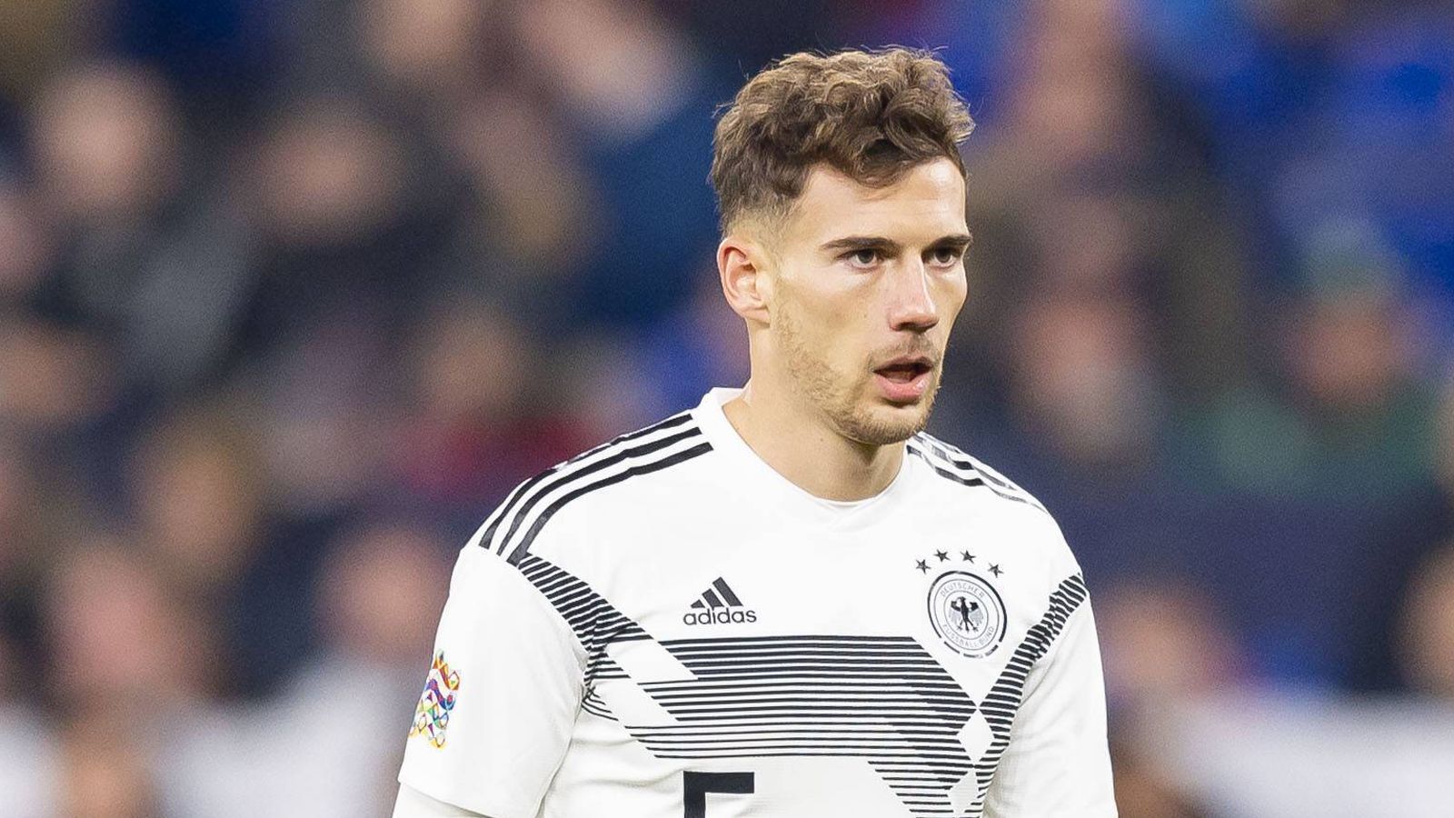 
                <strong>Leon Goretzka (Bayern München/24/19)</strong><br>
                Die Anlaufprobleme beim deutschen Rekordmeister Bayern München hat Goretzka schnell überwunden. Der ehemalige Schalker ist in dieser Saison an seinen neuen Aufgaben gewachsen. Im zentralen Mittelfeld ist der 24-Jährige nicht mehr aus der Startformation der Münchner wegzudenken. Er gehört zum Kern des Teams, dem ein weitreichender Umbruch bevorsteht. Ähnlich wie bei der Nationalmannschaft.
              