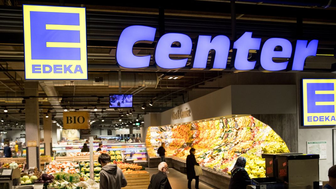 Hamburg: Kunden in der Edeka-Filiale in der Rindermarkthalle.