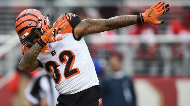 
                <strong>Jeremy Hill</strong><br>
                ... denn den Gerüchten zufolge soll der Tanz aus der Hip-Hop-Szene Atlantas stammen. Der erste "Dabber" in der NFL ist Jeremy Hill im September 2015, als der Running Back seinen Touchdown gegen die Oakland Raiders feiert.
              