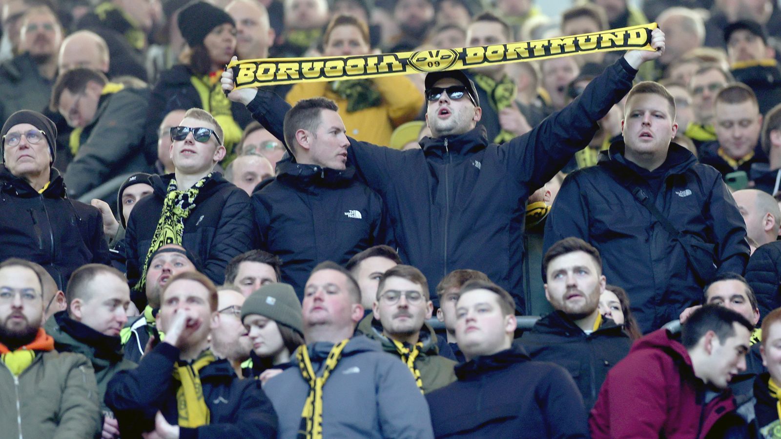
                <strong>Platz 3 - Borussia Dortmund</strong><br>
                &#x2022; Durchschnittliche Anzahl an Auswärtsfans: 5.912<br>&#x2022; Höchste Anzahl an Auswärtsfahrern: 14.000 (bei Hertha BSC)<br>&#x2022; Niedrigste Anzahl an Auswärtsfahrern: 2.500 (bei Union Berlin)<br>
              