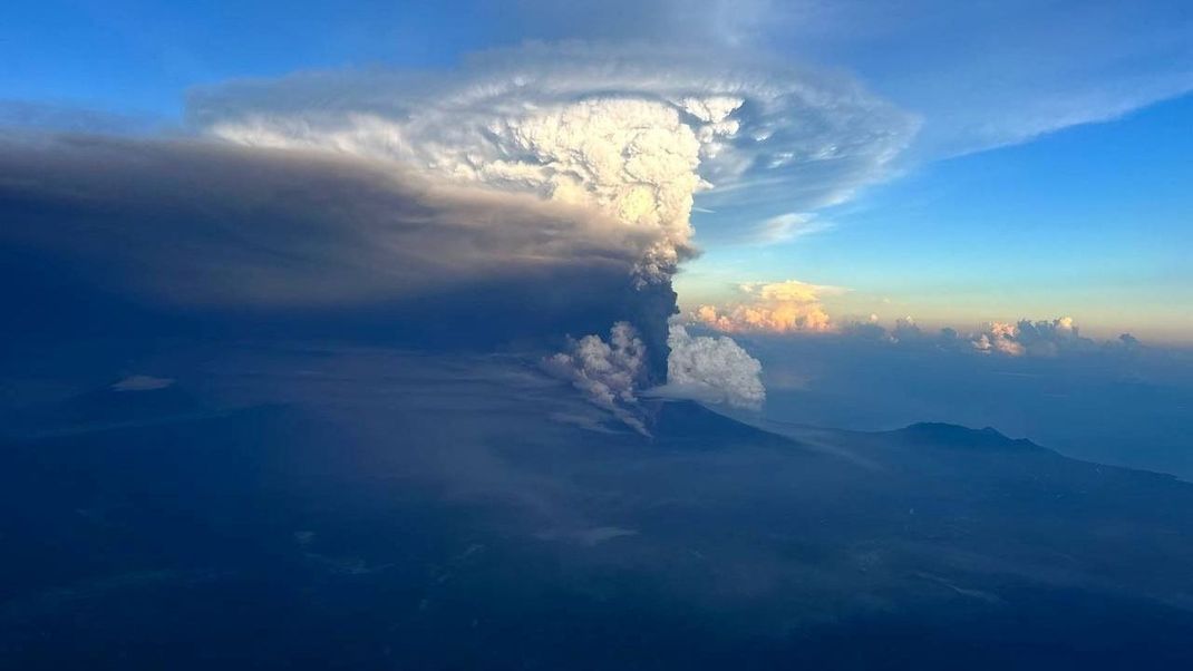 Der Vulkan Ulawun in Papua-Neuguinea zeigt sich derzeit sehr aktiv.