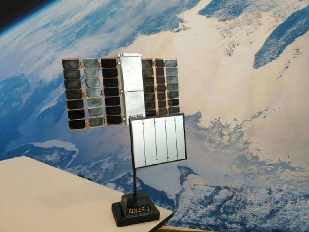 Der Mini-Satellit Adler-1 ist nur 30 Zentimeter lang und 10 Zentimeter breit - hier ein Modell auf einem Schreibtisch. Er entstand aus der Zusammenarbeit des ÖWF (Österreichisches Weltraumforum) und den beiden Firmen Findus Venture und Spire Global.