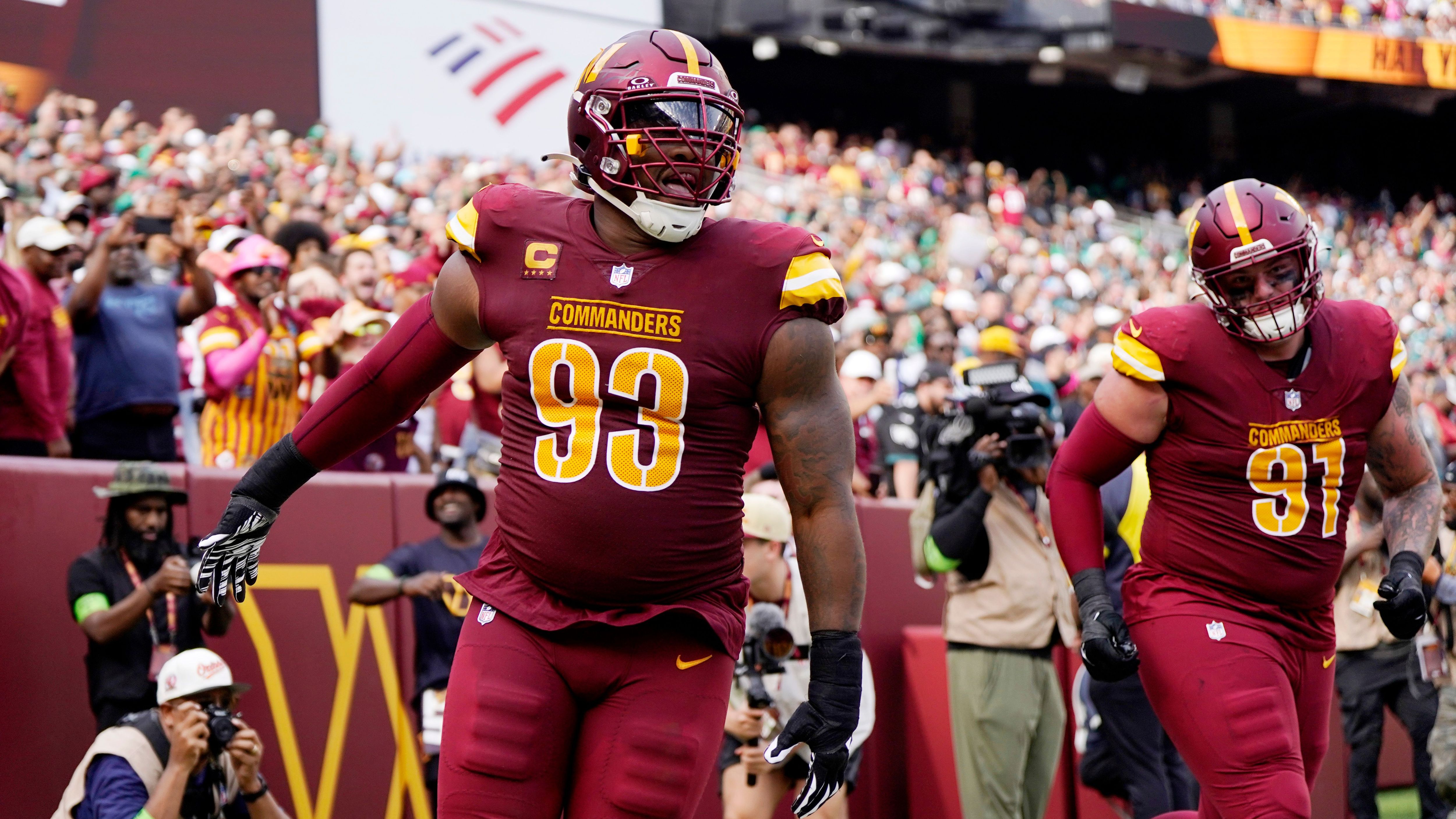 <strong>Jonathan Allen (Washington Commanders)</strong><br>Wie Dan Quinn mittlerweile bestätigt hat, zog sich Jonathan Allen in Woche 6 gegen die Baltimore Ravens einen Riss des Brustmuskels zu und wird die restliche Saison verpassen. "Das ist ein schwerer Schlag für uns. Er wird uns in dieser Saison sicher fehlen und er wird in den nächsten Tagen wahrscheinlich operiert werden", so der Head Coach über seinen Defensive Tackle.