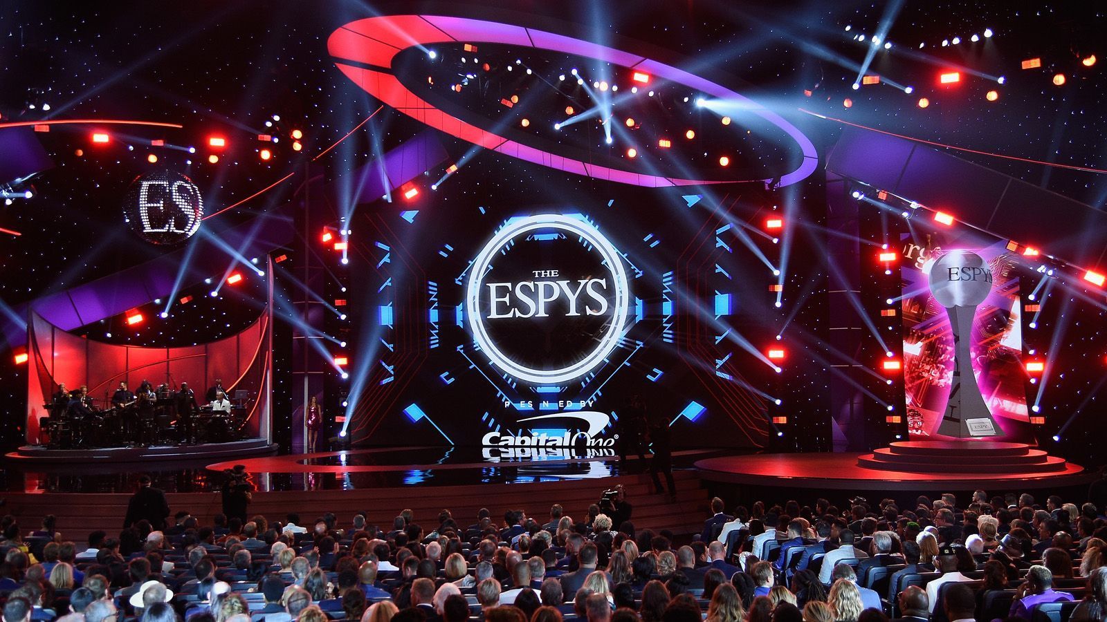 
                <strong>ESPY Awards 2019: Diese NFL-Spieler haben gewonnen</strong><br>
                Im Microsoft Theater in Los Angeles fand in der vergangenen Nacht die Verleihung der ESPY Awards 2019 statt. Mit diesem Preis zeichnet der Fernsehsender ABC (und davor ESPN) die besten Sportler in den verschiedensten Kategorien aus. ran.de zeigt die Profis der NFL, die in diesem Jahr nominiert waren - und wer seine Kategorie sogar gewonnen hat.
              