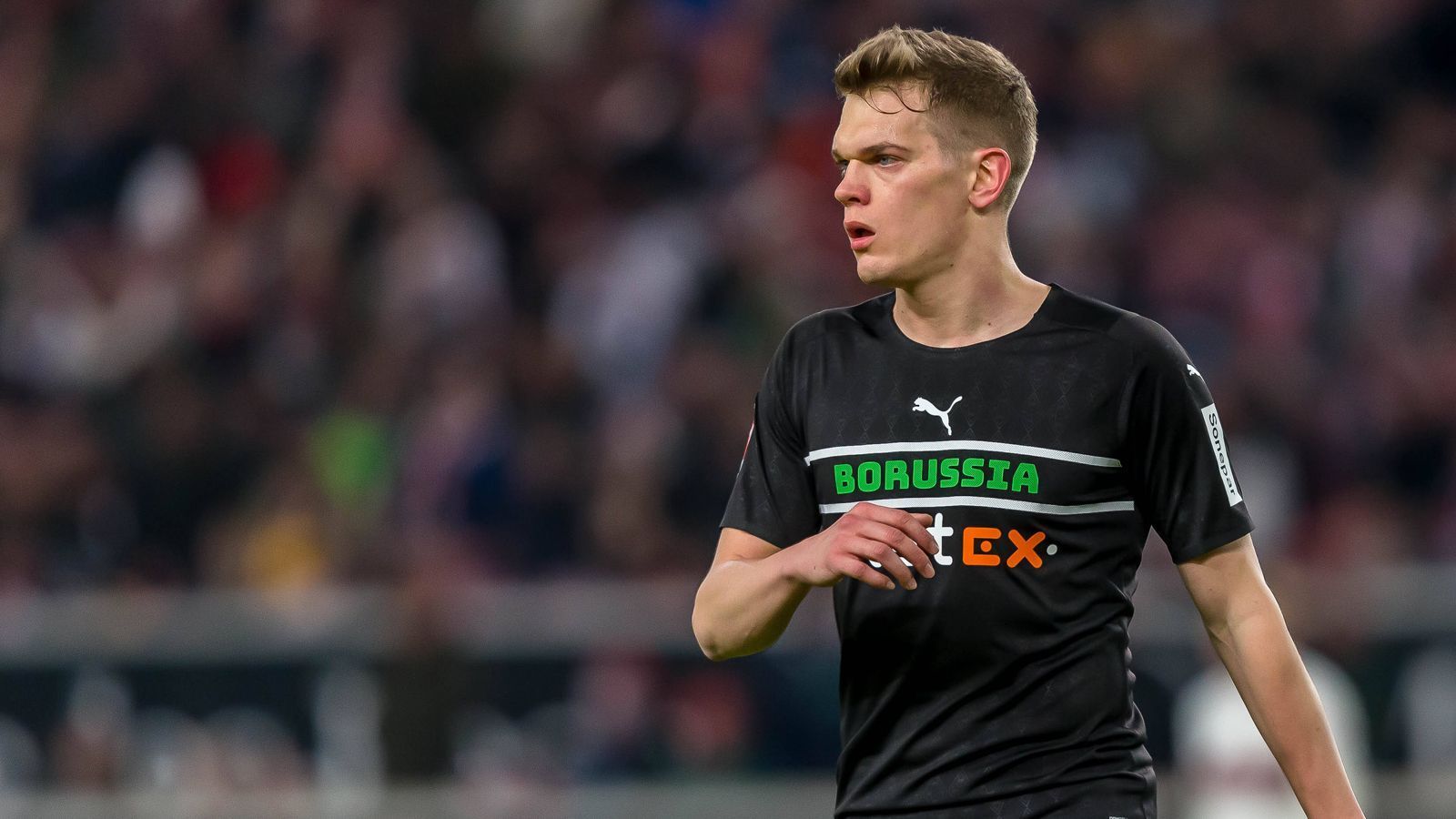 
                <strong>Matthias Ginter (Borussia Mönchengladbach)</strong><br>
                Matthias Ginter wäre eine ganz andere Lösung für die Bayern. Zum einen, weil er im Sommer ablösefrei von der Borussia zu haben ist. Zum anderen, weil auch der 28-Jährige, ähnlich wie Benjamin Pavard, gelernter Innenverteidiger ist und sowohl im Tempo- als auch im Offensivspiel Defizite offenbart. Dass Ginter dennoch ein solider Rechtsverteidiger ist, hat er neben Mönchengladbach auch schon in Dortmund und bei der deutschen Nationalmannschaft bewiesen. Nach dem Abgang von Niklas Süle könnte Ginter aber genauso gut die entstandene Lücke in der Abwehrzentrale der Bayern schließen.
              