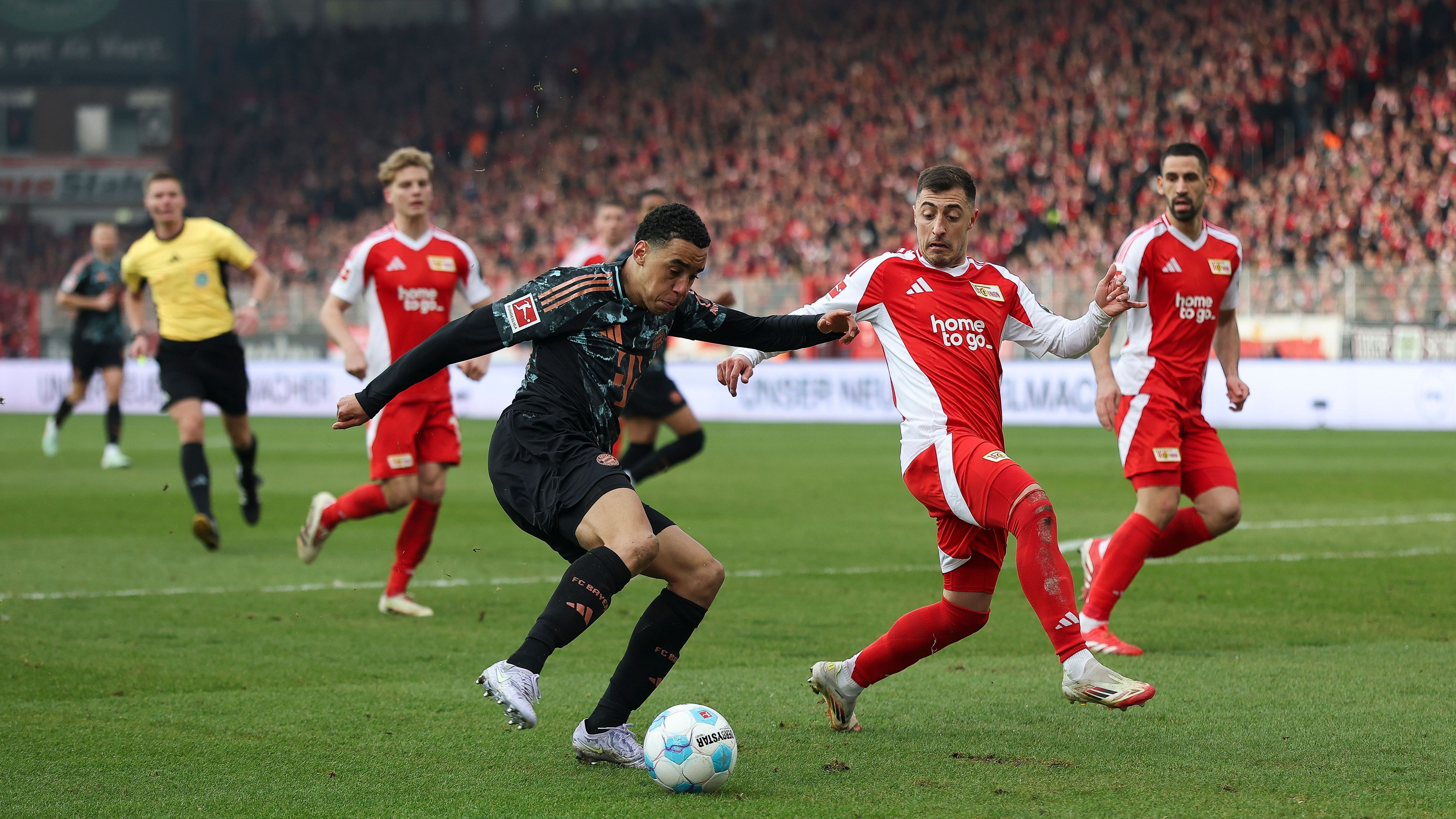 <strong>Bundesliga-Saison 2025/26: Die Reisestrecken der 18 Erstligisten</strong><br>Auswärtsfahrten sind nicht gleich Auswärtsfahrten. Einige Bundesligisten werden in der Saison 2025/26 deutlich weiter durch die Bundesrepublik reisen als die Konkurrenz. Der "Kicker" hat eine Statistik veröffentlicht, die die zurückzulegende Distanz veranschaulicht. Grundlage für die Berechnung sind dabei die Entfernungen der Stadien in der Luftlinie. <em><strong>ran</strong></em> zeigt, welche Teams in der kommenden Spielzeit die meisten Reisekilometer abspulen müssen.