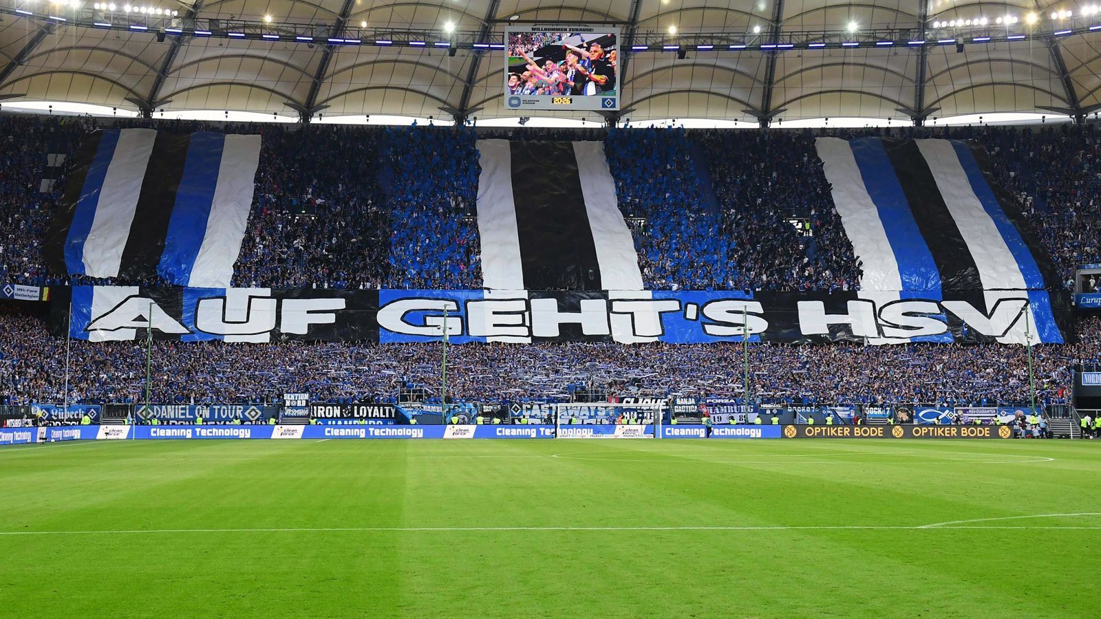 
                <strong>"Auf geht's HSV"</strong><br>
                Die Anhänger der Gastgeber sorgten mit einer Choreografie bereits vor dem Anstoß für das erste Highlight. 
              