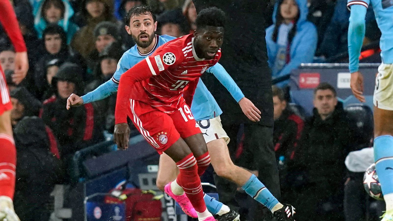 
                <strong>Alphonso Davies (FC Bayern München)</strong><br>
                Tut sich im Vollgas-Duell mit Bernardo Silva nicht immer leicht. Offensiv fällt er erstmals in der elften Minute auf, sein Schuss landet aber weit neben dem Tor. Baut im Laufe der zweiten Halbzeit immer weiter ab und hätte eigentlich deutlich eher als erst in Minute 80 ausgewechselt werden müssen. ran-Note: 5
              