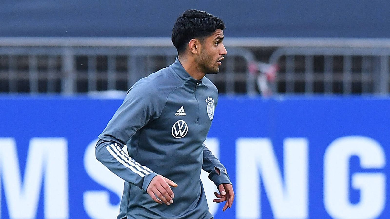 
                <strong>Mahmoud Dahoud</strong><br>
                Wird in der 79. Minute für Neuhaus eingewechselt. Ohne nennenswerte Aktion. Wird aber vom Kommentator mit Spanien-Legende Xavi verglichen. Ohne Benotung
              