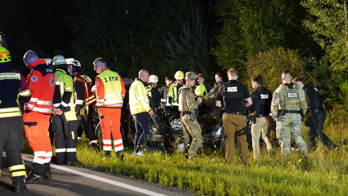 Rettungskräfte und Einheiten der US-Militärpolizei sind an einer Unfallstelle im Einsatz.