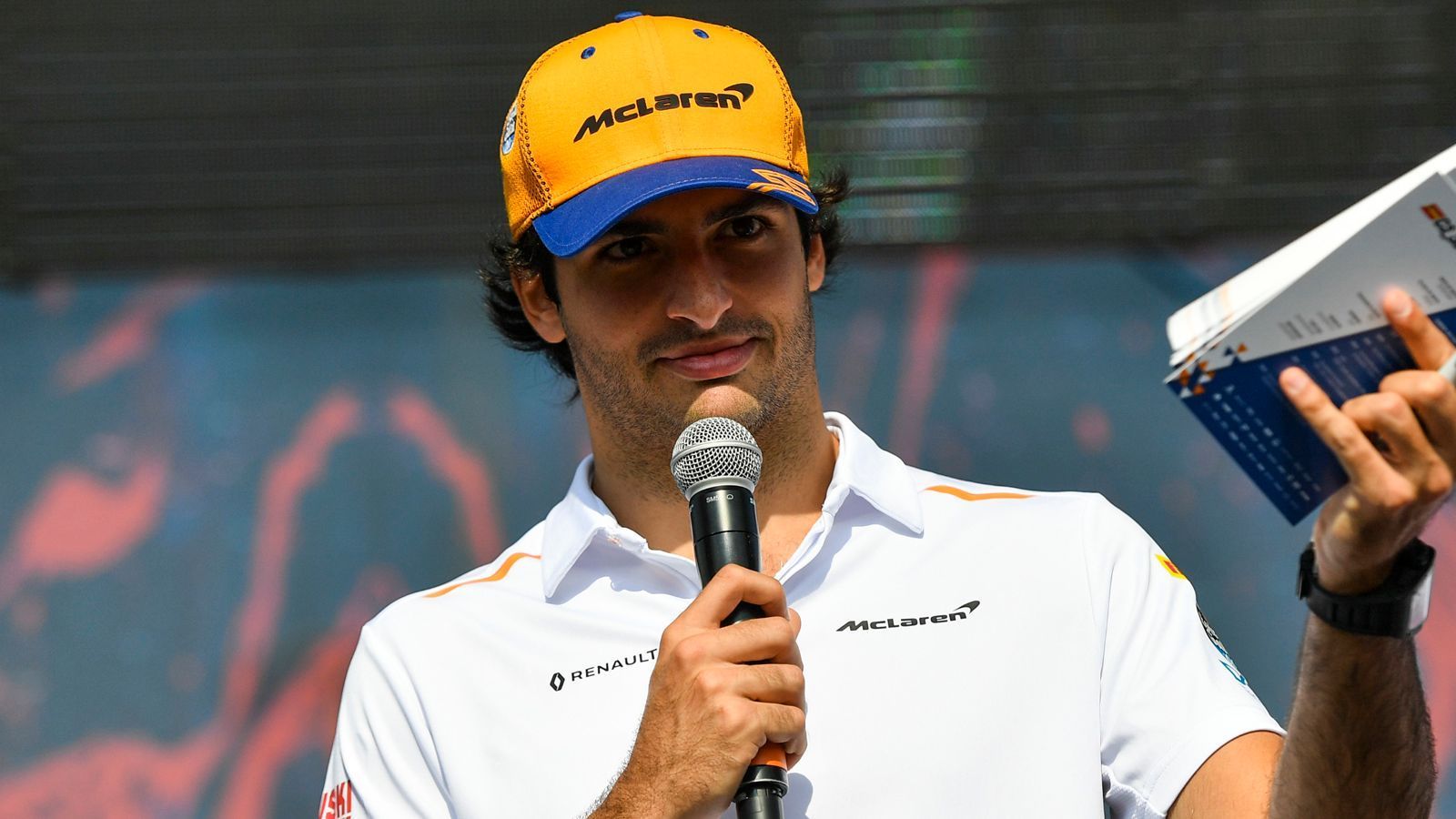 
                <strong>4. Carlos Sainz (McLaren)</strong><br>
                Für viele Experten im Fahrerlager der heimliche Fahrer des Jahres. Feierte endlich sein Durchbruch-Jahr, war erstmals der erste Fahrer eines Teams mit einem Rookie an seiner Seite, hat geführt und ist nahezu fehlerlos geblieben. Bescherte McLaren ein umjubeltes Podium in Brasilien und feierte am Ende WM-Platz sechs. Und schied teilweise noch häufig unglücklich aus. Mit Sainz und Norris hat McLaren eine super Zukunft vor sich.
              