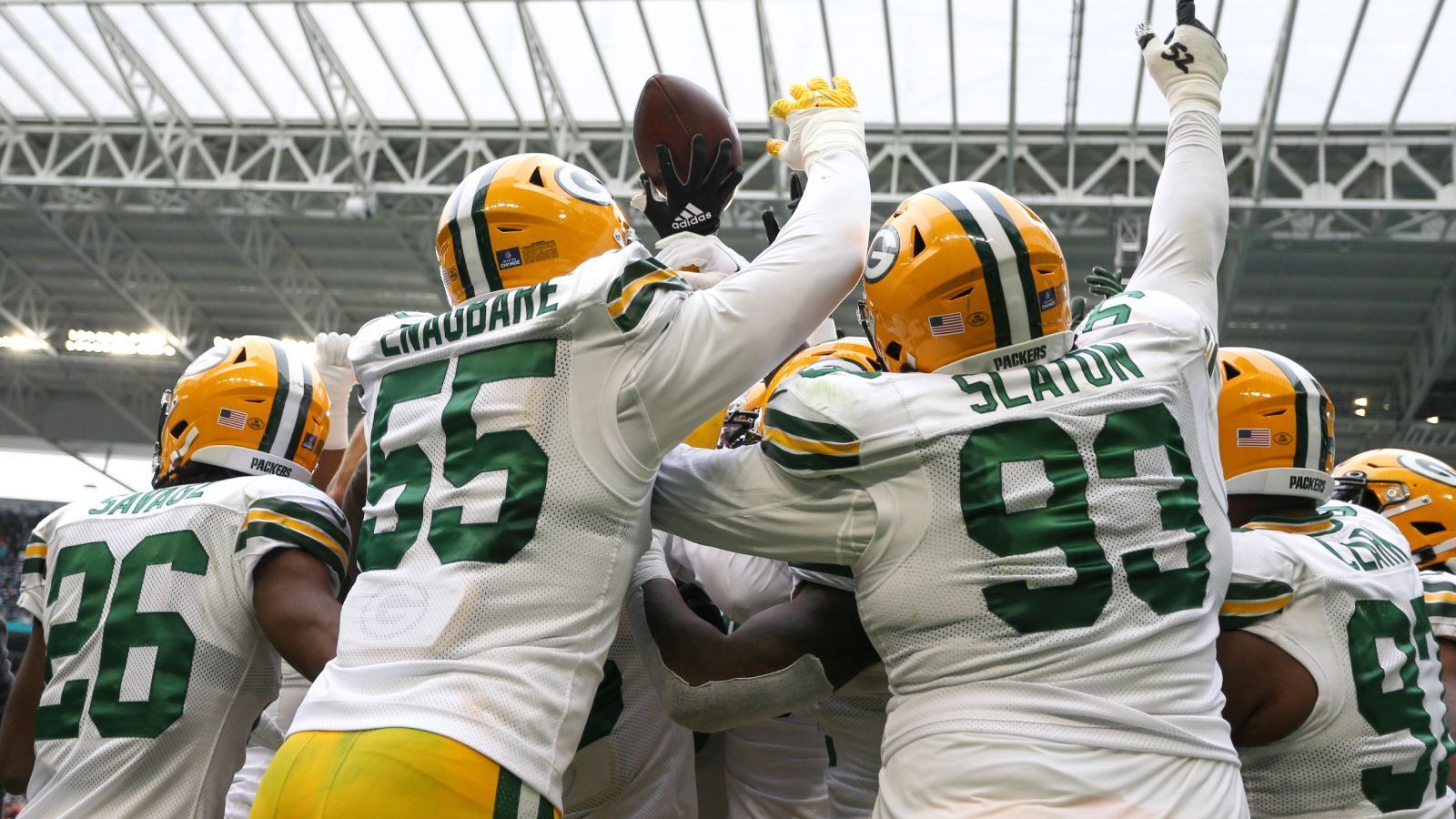 
                <strong>Gewinner: Green Bay Packers </strong><br>
                Die Green Bay Packers lagen Anfang November in Trümmern. Das halbe Team verletzt, Aaron Rodgers verletzt und die Leistungen teilweise erschreckend. Die Packers haben sich jedoch gefangen, in den letzten drei Spielen gab es drei Siege und mit zwei Siegen zum Saisonabschluss sind die Playoffs nicht unwahrscheinlich. Beim 26:20 über die Miami Dolphins rief Green Bay zwar auch keine gute Leistung ab, aber danach fragt spätestens in dieser Woche niemand mehr. Wenn die Rivalen in Form der New York Giants, Detroit Lions und Washington Commanders weiter verlieren und somit für Green Bay spielen, stehen die Packers tatsächlich auch nach dieser Saison zum Vergessen in der Postseason.
              