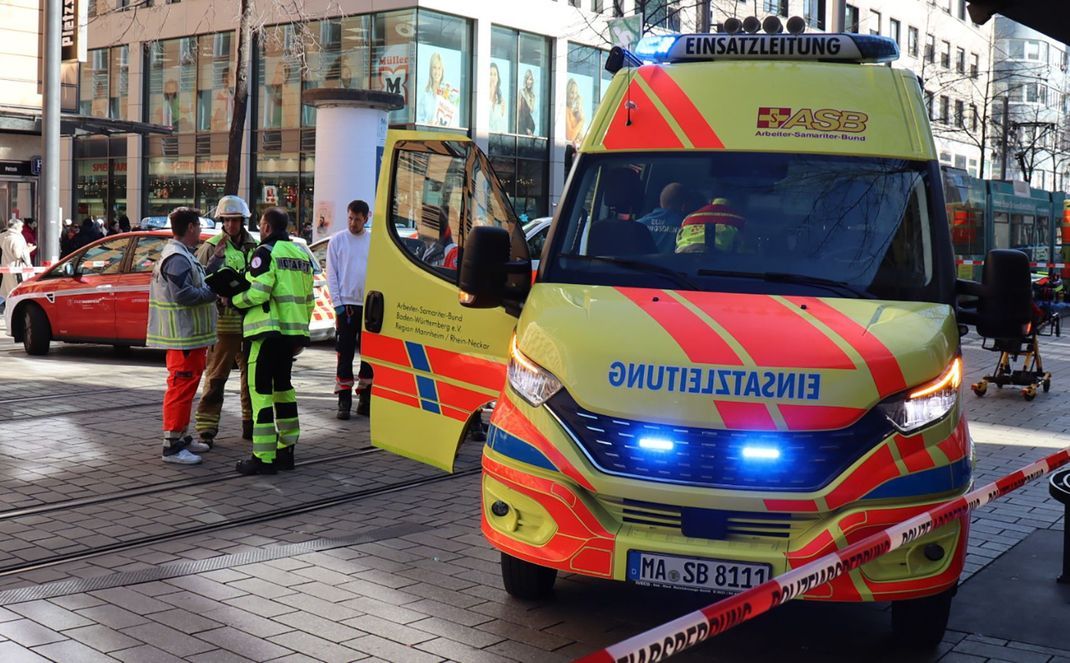 Einsatzkräfte der Polizei stehen bei einem Großeinsatz in der Mannheimer Innenstadt