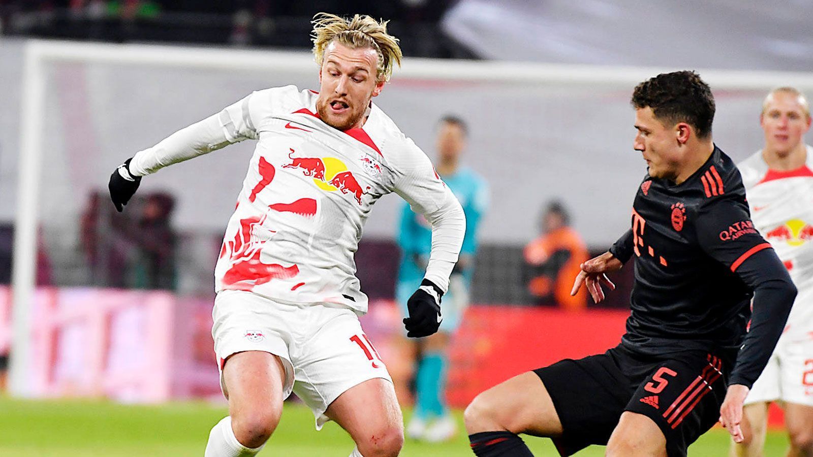 
                <strong>Emil Forsberg</strong><br>
                Soll das Leipziger Spiel ankurbeln, kreativ sein, spielfreudig, gefährlich. Der Schwede ist tatsächlich auch sehr agil, bringt aber den letzten Pass zu selten an den eigenen Mann, um für echte Gefahr zu sorgen. Hat aber immerhin selbst ein paar Chancen, die aber letztendlich verpuffen. Den nötigen Stempel kann er der Partie nicht aufdrücken. Wird in der 67. Minute ausgewechselt. ran-Note: 3
              