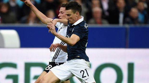 
                <strong>Laurent Koscielny</strong><br>
                Laurent Koscielny: In direkten Duellen gegen Mario Gomez war der Innenverteidiger immer wieder nachlässig, jedoch ohne Konsequenzen. Klärte einige Bälle in die Tiefe, den Spielaufbau überließ er meist Raphael Varane. ran-Note: 4.
              
