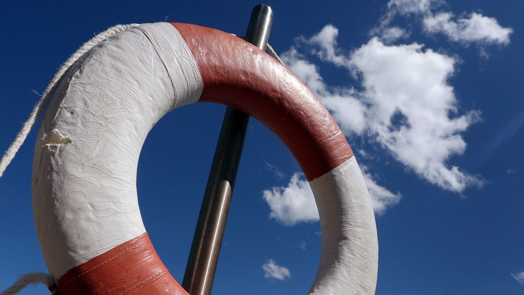 Ein Rettungsring hängt im Freibad Bärenkeller am Rand des Schwimmerbeckens.