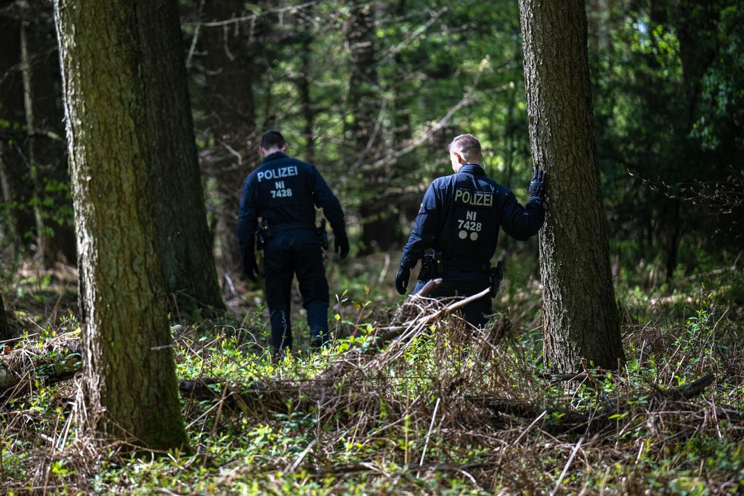 Einsatzkräfte durchsuchen auf der Suche nach dem vermissten Jungen Arian ein Waldstück in Bremervörde. 