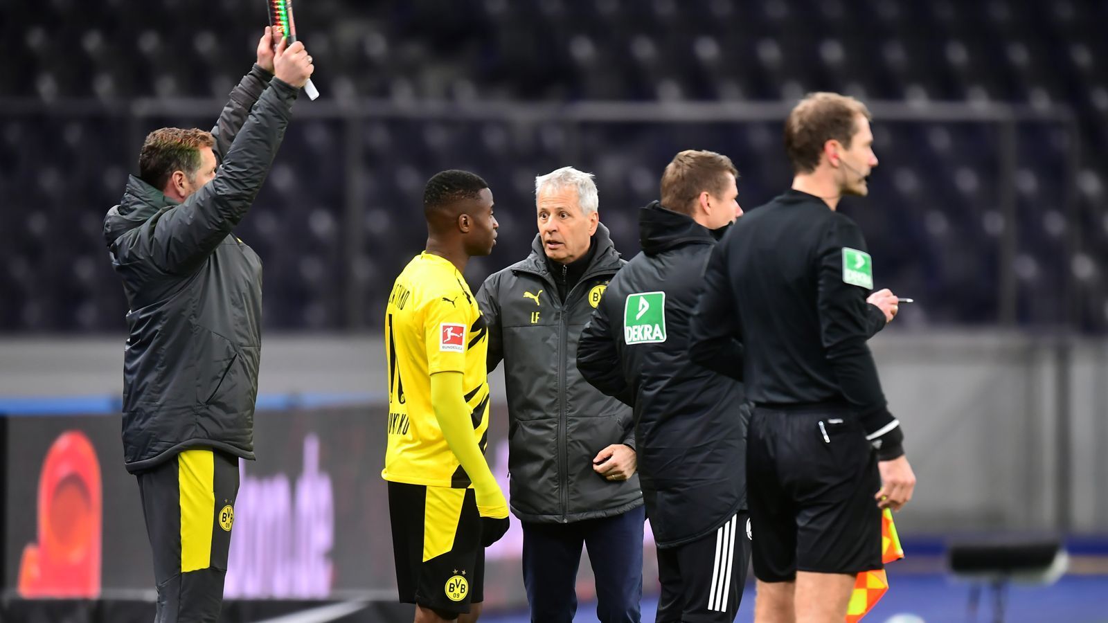 
                <strong>Platz 1 - Youssoufa Moukoko (Borussia Dortmund)</strong><br>
                Alter beim Debüt: 16 Jahre, ein Tag - Begegnung: Hertha BSC - Borussia Dortmund 2:5 (21. November 2020)
              