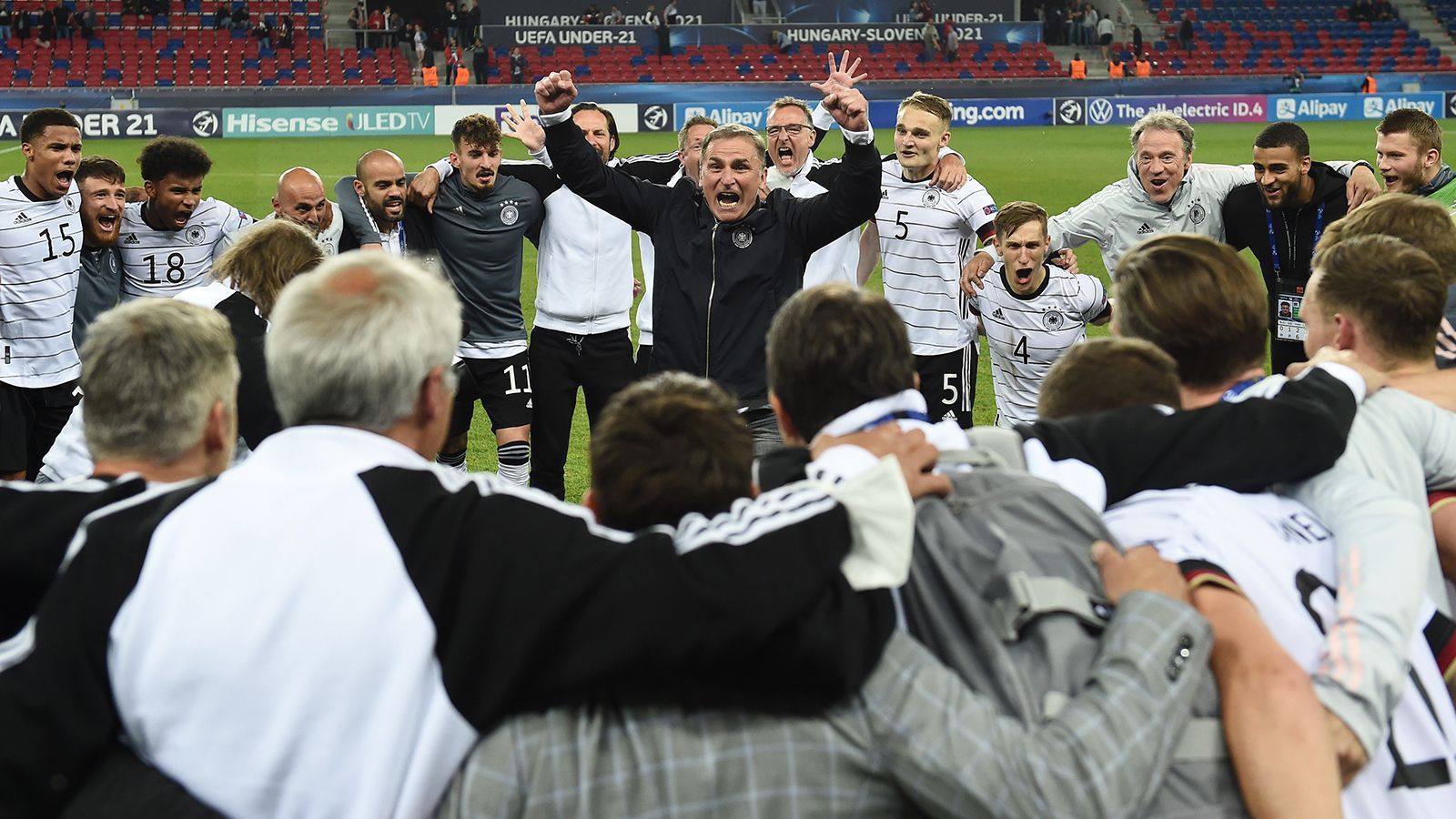 
                <strong>EM-Finale! Die Partybilder der deutschen U21</strong><br>
                Wild gestikulierend und voller Freude schwört der Erfolgscoach seine junge Truppe auf das Finale ein. Und auch an diesen Bildern sieht man: Kuntz lebt den Geist seiner Mannschaft und gibt auch beim Feiern den Takt vor. 
              