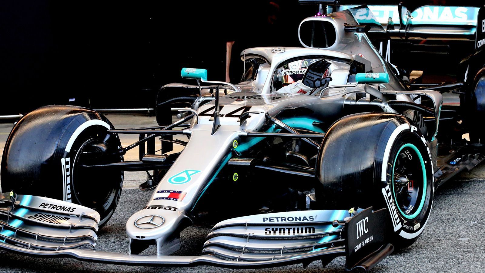 
                <strong>Platz 2: Mercedes AMG</strong><br>
                Die Mercedes-Piloten Lewis Hamilton und Valtteri Bottas spulten in Barcelona die meisten Runden ab - insgesamt 1.190 Runden und damit 5.539 Kilometer. In Sachen Zuverlässigkeit muss sich das Weltmeister-Team offenbar keine großen Sorgen machen. Mit Blick auf das Aerodynamik-Konzept grübeln die Silberpfeile aber weiterhin. "Ferrari liegt ein Stück vor uns und Red Bull", hält Mercedes-Boss Toto Wolff fest. Die Daten sagen bisher: Auf einer Runde fehlen Mercedes etwa 0,3 bis 0,5 Sekunden auf Ferrari, auf einer Renndistanz zwischen fünf und zehn Sekunden. Dass Hamilton am Ende jedoch nur drei Tausendstel hinter Vettel lag, zeigt auch, dass Mercedes wieder einmal tief stapelt ...
              