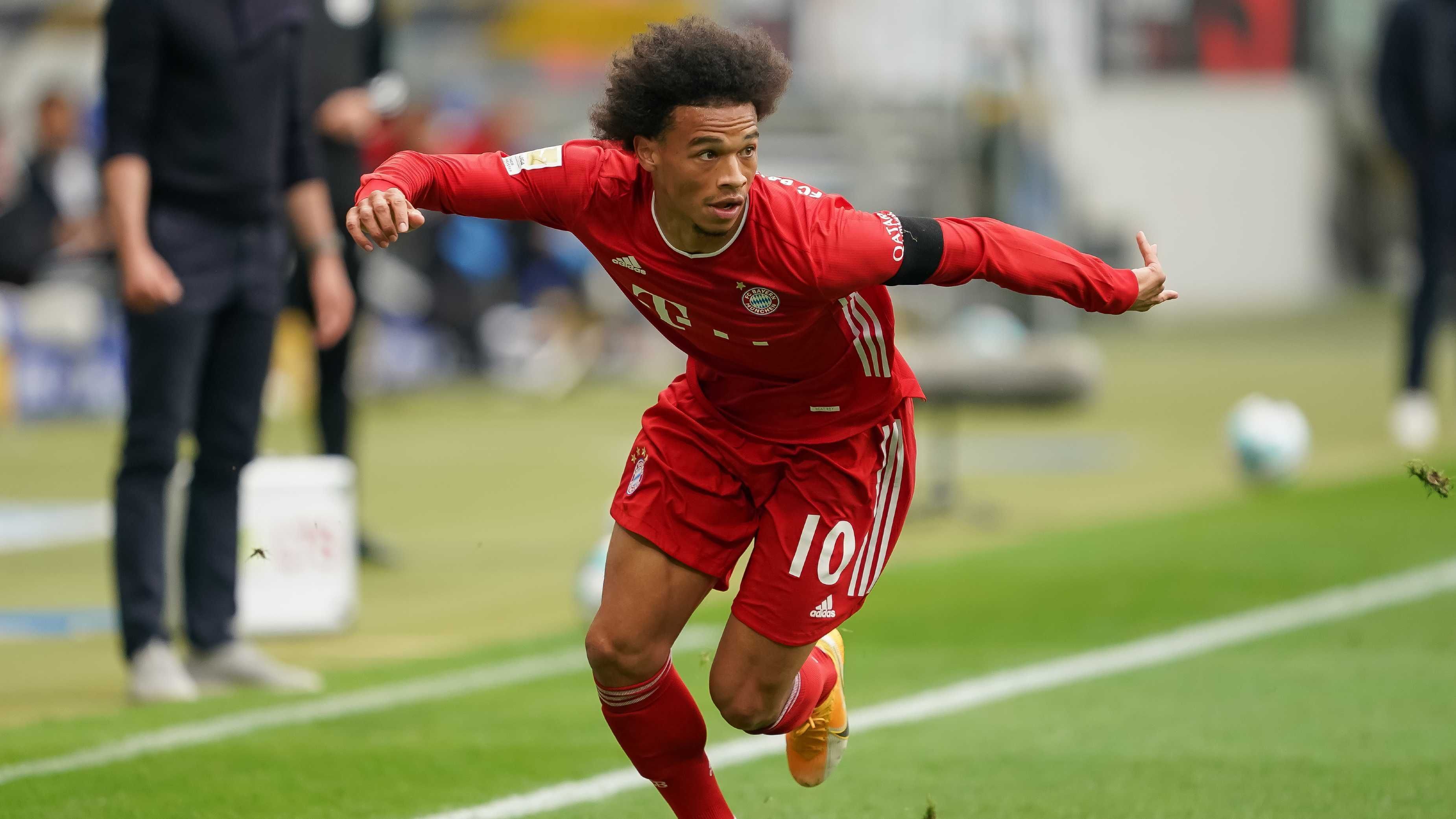 
                <strong>Leroy Sané (FC Bayern München)</strong><br>
                Obwohl sich Leroy Sané am zweiten Spieltag gegen die TSG Hoffenheim verletzte, konnte man bereits erkennen, weshalb die Bayern knapp 50 Millionen Euro für ihn nach Manchester überwiesen haben. Besonders beim 8:0-Auftaktsieg gegen den FC Schalke 04 deutete Sané an, worauf sich die Bundesliga in Zukunft einstellen muss. Zwar war Sané noch nicht bei Hundert Prozent, doch schon in dieser Form überrannte er die gegnerischen Verteidiger fast nach Belieben und bildete mit Counterpart Serge Gnabry ein phänomenales Flügelgespann. Sollte er verletzungsfrei bleiben, werden die Bayern und die Bundesliga noch viel Spaß am deutschen Nationalspieler haben. 
              