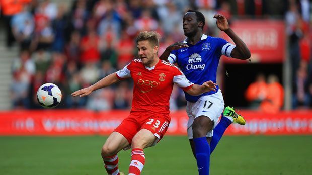
                <strong>Luke Shaw (FC Southampton)</strong><br>
                Der 18-jährige Luke Shaw gilt als eine der größten Hoffnungen bei der englischen Nationalmannschaft. Als Linksverteidiger soll er schon bald die Nachfolge von Ashley Cole antreten. Bei Manchester United und beim FC Chelsea steht er angeblich ganz oben auf der Liste.
              