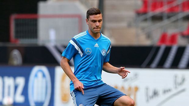 
                <strong>Jonas Hector</strong><br>
                Jonas Hector - geboren in Saarbrücken
              