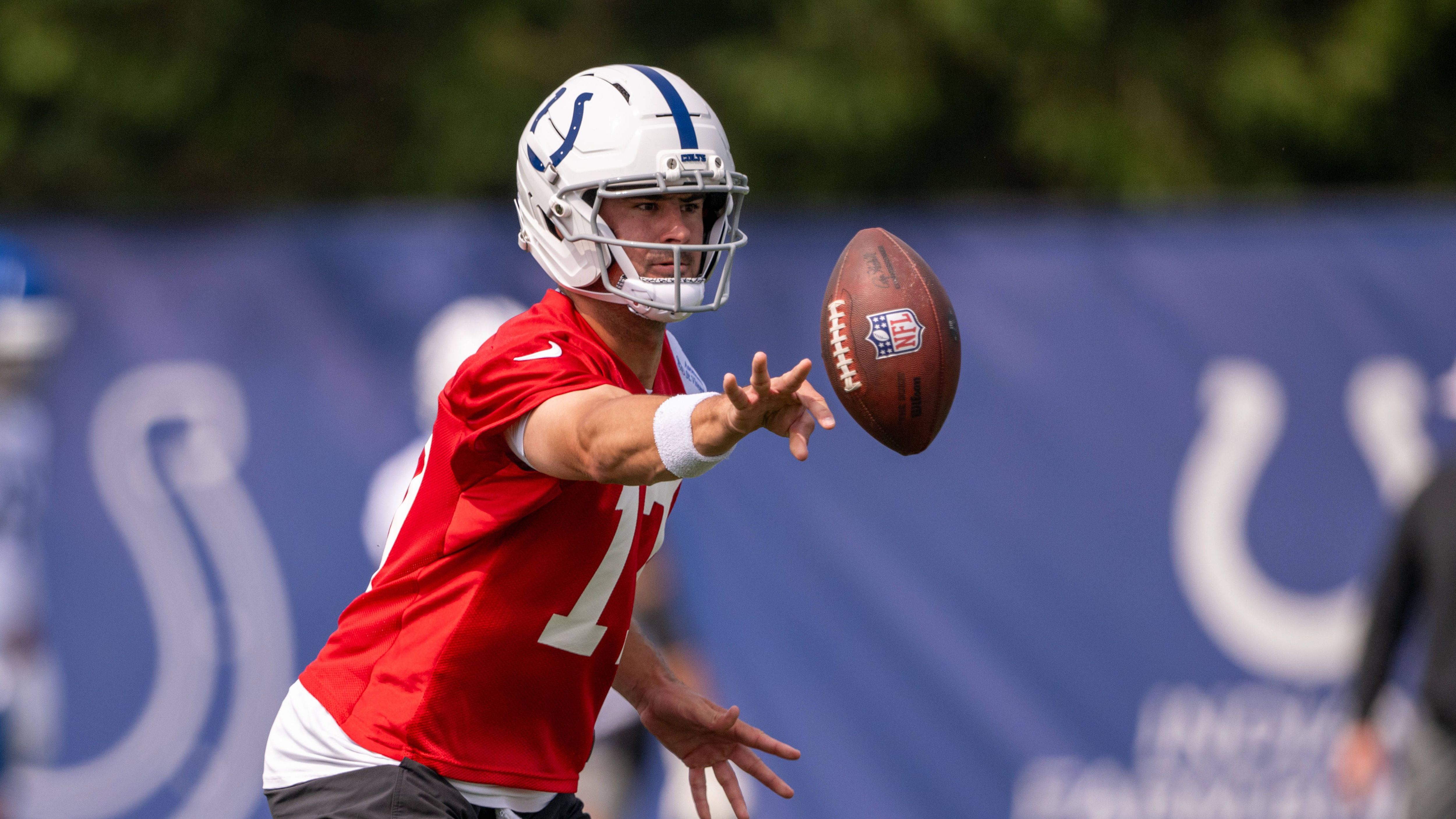 <strong>Indianapolis Colts: Wer macht das Quarterback-Rennen?</strong><br>Bei den Colts herrscht derweil ein klassischer und offen kommunizierter Zweikampf. Sowohl <a data-li-document-ref="491167" href="https://www.ran.de/sports/american-football/anthony-richardson">Anthony Richardson</a> als auch Daniel Jones buhlen um den Starter-Posten auf der Quarterback-Position. Laut Medienberichten scheint Richardson seine Schulterverletzung abgeschüttelt zu haben.