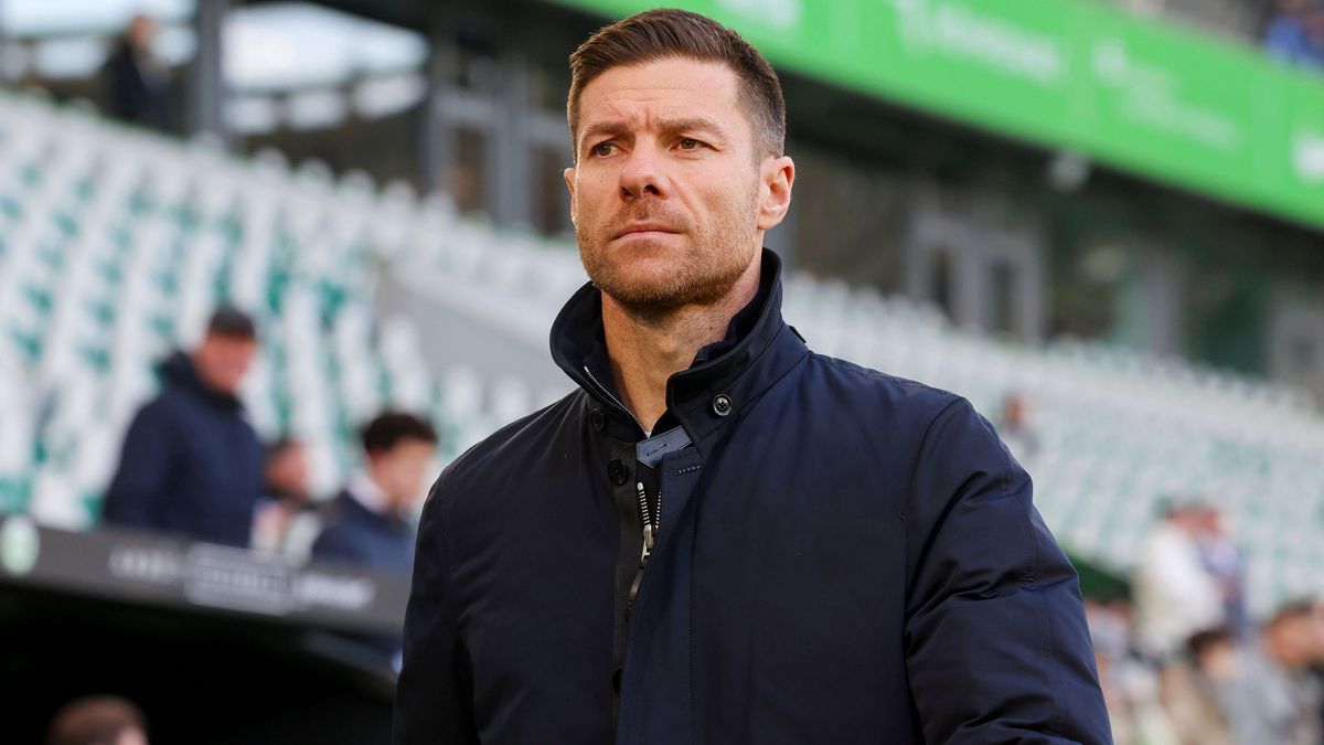 Trainer Xabi Alonso (Bayer 04 Leverkusen) schaut, Bundesliga, VfL Wolfsburg v Bayer 04 Leverkusen, Volkswagen Arena am 08. February 2025 in Wolfsburg, Deutschland. (Foto von Marco Steinbrenner DeFo...