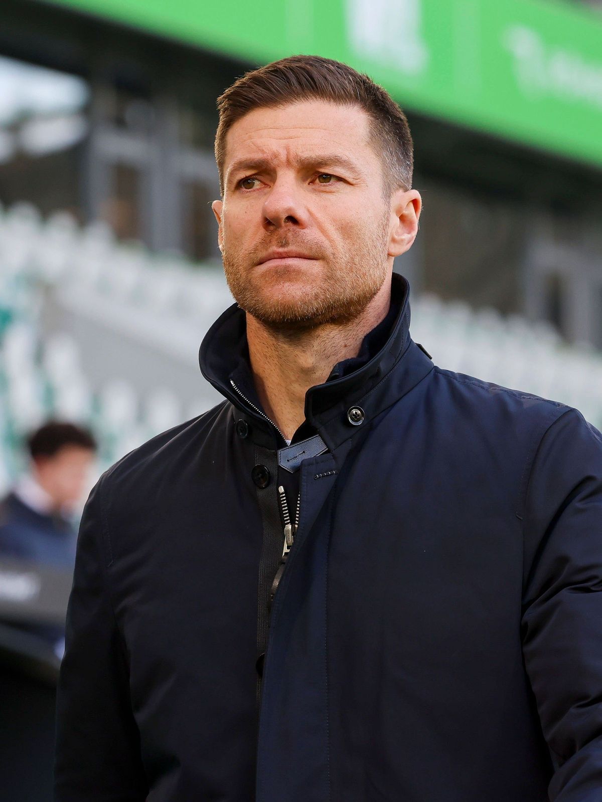 Trainer Xabi Alonso (Bayer 04 Leverkusen) schaut, Bundesliga, VfL Wolfsburg v Bayer 04 Leverkusen, Volkswagen Arena am 08. February 2025 in Wolfsburg, Deutschland. (Foto von Marco Steinbrenner DeFo...