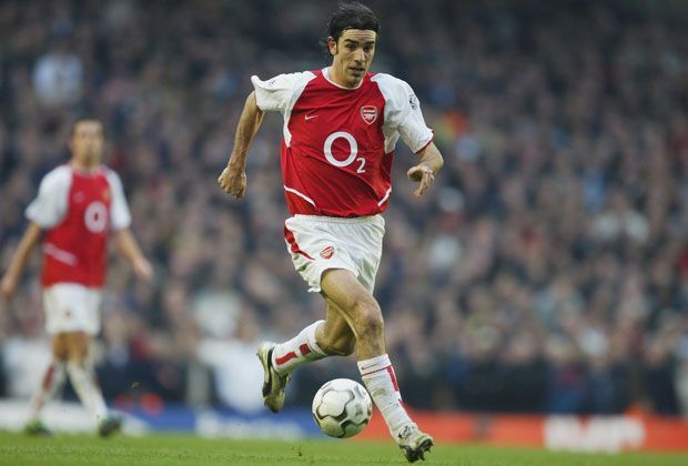 
                <strong>Linkes Mittelfeld: Robert Pires</strong><br>
                Der Franzose zauberte regelmäßig in Arsenals Mittelfeld und gehörte unter Trainer Arsene Wenger zu den "Invincibles", der unbesiegten Meistermannschaft der Saison 2003 / 2004
              