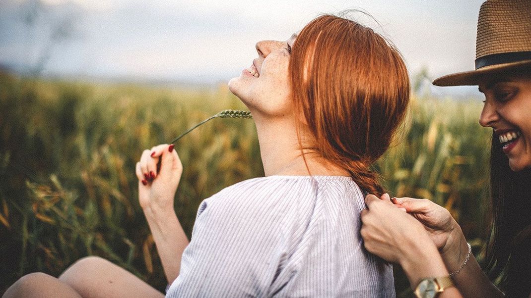 Wie funktioniert der Übergang zu Natural Hair? Wir haben die Antworten im Beauty-Artikel für dich! 