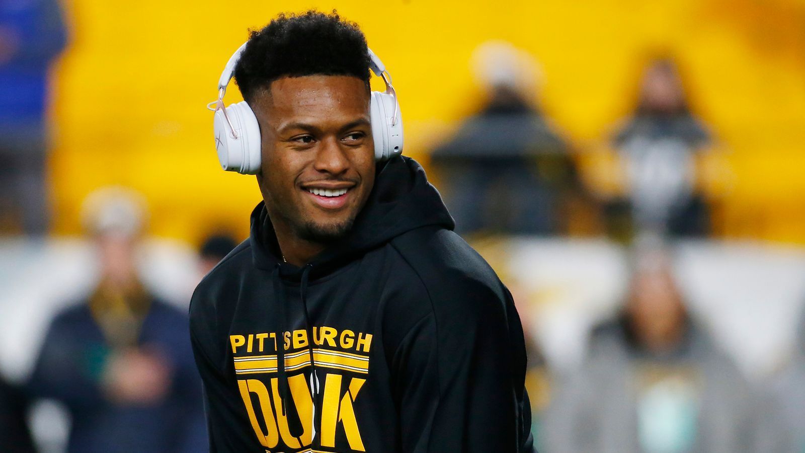 
                <strong>JuJu Smith-Schuster</strong><br>
                JuJu Smith-Schuster ist bekannt für seine Gaming-Leidenschaft. Der Star-Receiver der Pittsburgh Steelers ballert in der Regel bei Call of Duty Warzone durch die Gegend, streamte auf seinem Kanal "juju" aber auch schon die Spiele Madden und Fortnite. 
              