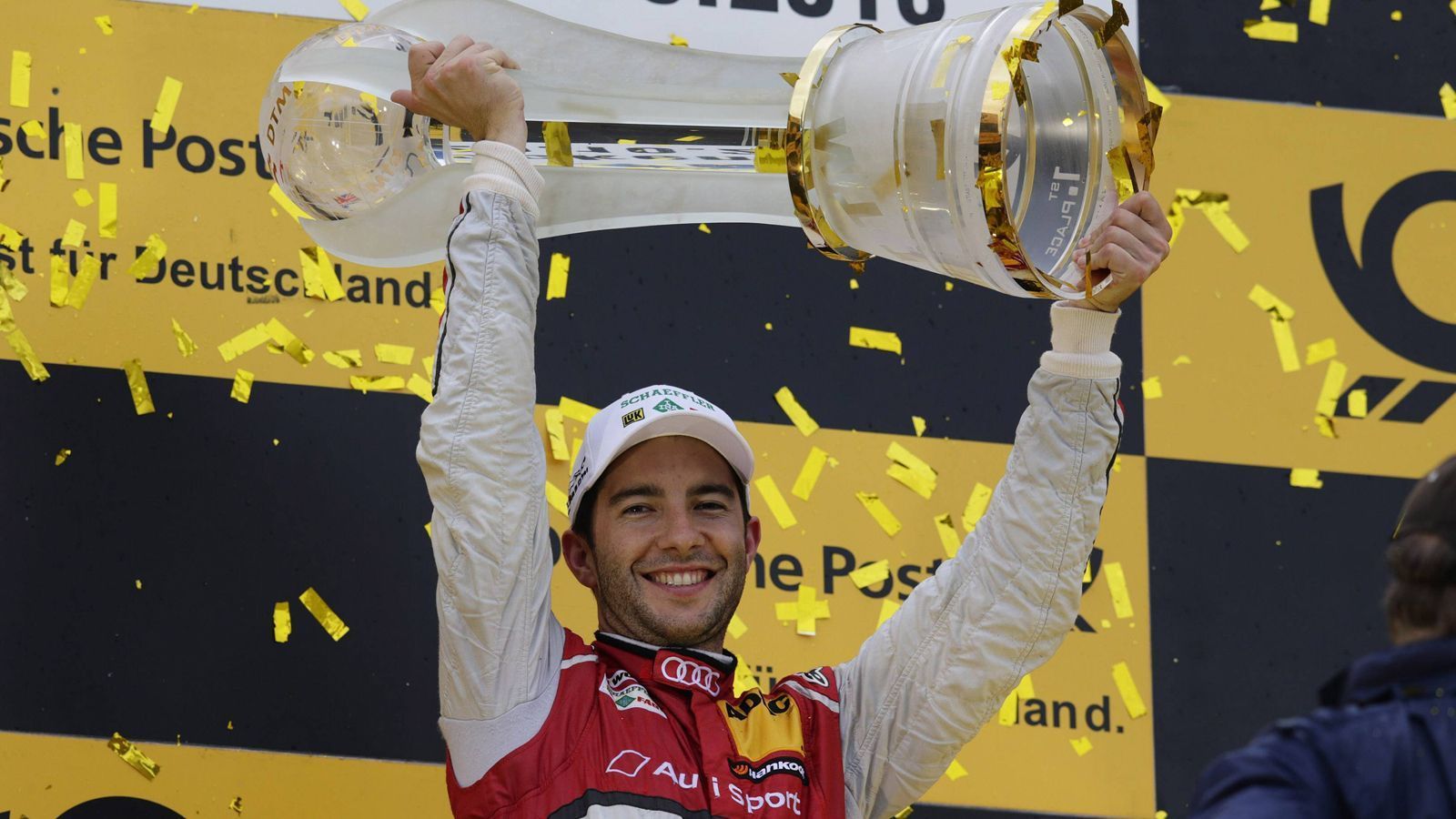 <strong>2013: Mike Rockenfeller</strong><br>
                Es war vor allem die Konstanz, die Mike Rockenfeller seinen ersten Titel bescherte. Der Audi-Fahrer holte nur zwei Saisonsiege, fuhr dafür aber mit Ausnahme des Finales in Hockenheim immer in die Punkte.

