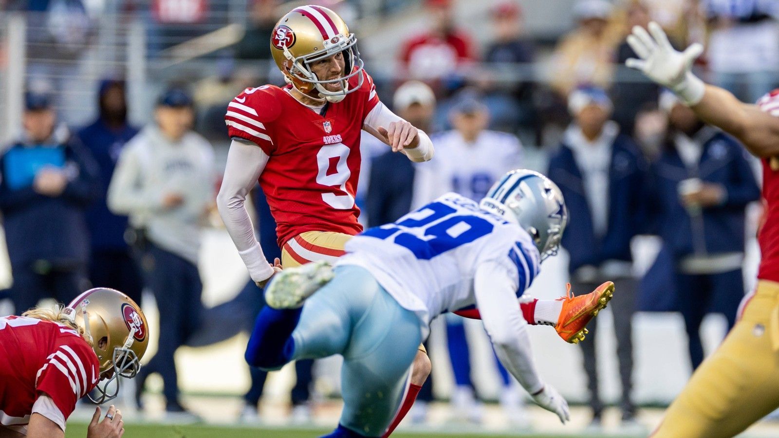 
                <strong>Dallas Cowboys – Robbie Gould holen</strong><br>
                Die Dallas Cowboys können von Glück sagen, dass sie die schwache Performance von Brett Maher in der Wild Card Round 2022 gegen die Tampa Bay Buccaneers nicht den Kopf gekostet hat. Er versiebte alle vier Extrapunkte. Nun haben die Cowboys keinen zuverlässigen Kicker mehr. Robbie Gould könnte die offensichtliche Lösung sein, der in seiner Playoff-Karriere interessanterweise noch nicht einen Extrapunkt vergab. Definitiv ein Verhandlungsargument.
              