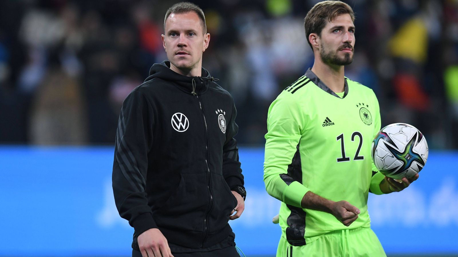 
                <strong>Torhüter</strong><br>
                Logisch, die deutsche Nummer eins, Manuel Neuer, ist über jeden Zweifel erhaben. Doch was ist, wenn er ausfallen sollte? Bisher war Marc-Andre ter Stegen die klare Nummer zwei. Doch auch Kevin Trapp hat sich durch seine guten Leistungen in den letzten Monaten in die Konversation gebracht. Aufgrund der Corona-Erkrankung von Manuel Neuer könnte der nachnominierte Oliver Baumann eine Chance bekommen, um sich auszuzeichnen. Auch Bernd Leno macht sich noch Hoffnungen auf eine Nominierung. Auf der Torwartposition hat die DFB-Elf aber wahrlich kein Problem.
              