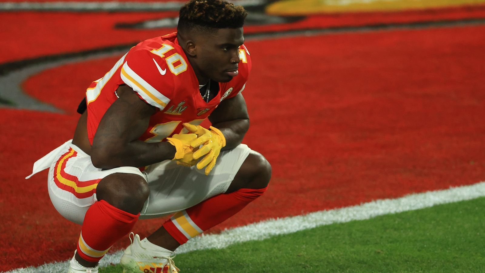 
                <strong>4. Tyreek Hill (Kansas City Chiefs)</strong><br>
                Es ist die pure Geschwindigkeit und die Fähigkeit, bei hohem Tempo Haken zu schlagen, die Hill zu einem der besten Receiver der NFL machen. "Du hoffst einfach nur, dass ein Haufen Verteidiger bei ihm sind, wenn er den Ball bekommt", zitiert ESPN einen AFC-Coordinator. Hätte er in der Saison 2020 nicht sechs Bälle fallen lassen, wäre er vielleicht sogar noch weiter vorn.
              